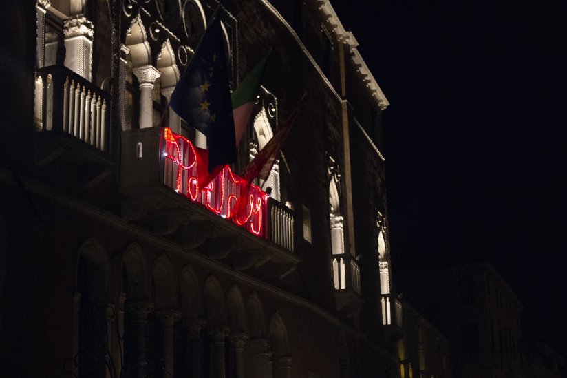 F-Lux sulla facciata di Ca' Sagredo