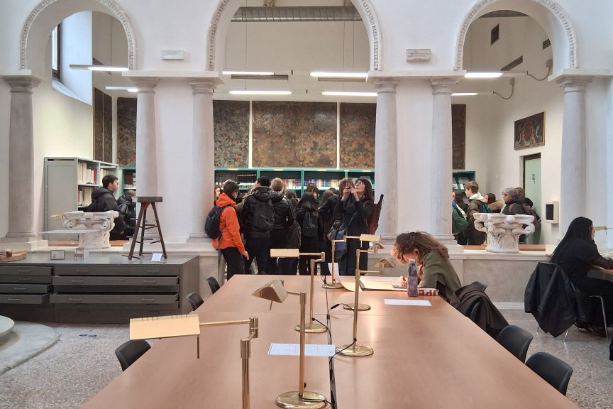 Visita scuola media con illustrazione di alcune opere dell'Archivio Storico